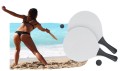 kobieta-w-bikini-gra-w-tenisa-na-piaszczystej-plazy-czarny.jpg